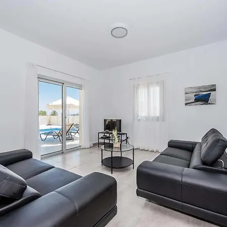 Demitrios Vine Villa Coral Bay