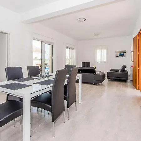 Villa Demitrios Vine Coral Bay
